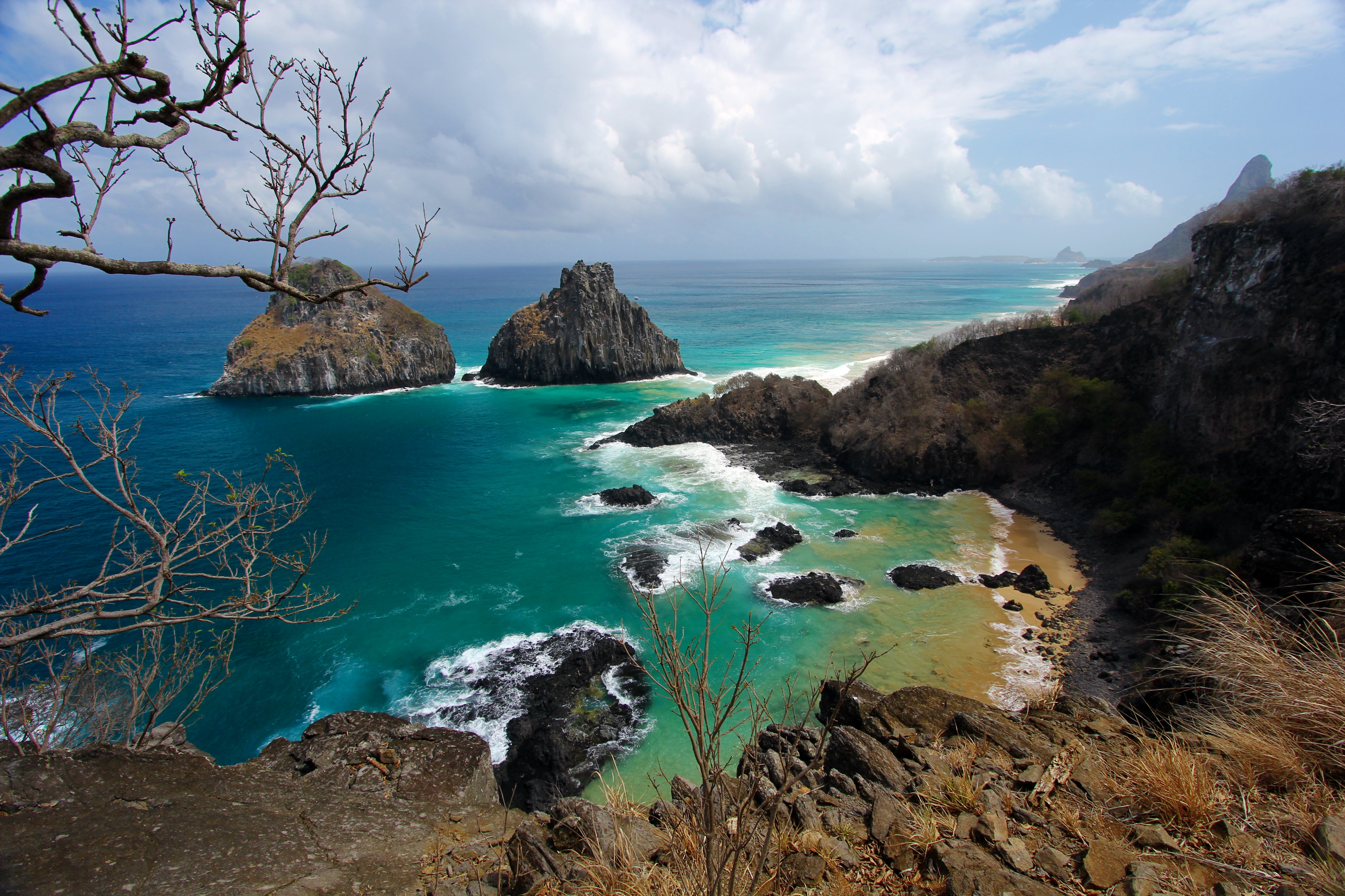 Baía dos Porcos tide pools and rock formations, Fernando de Noronha