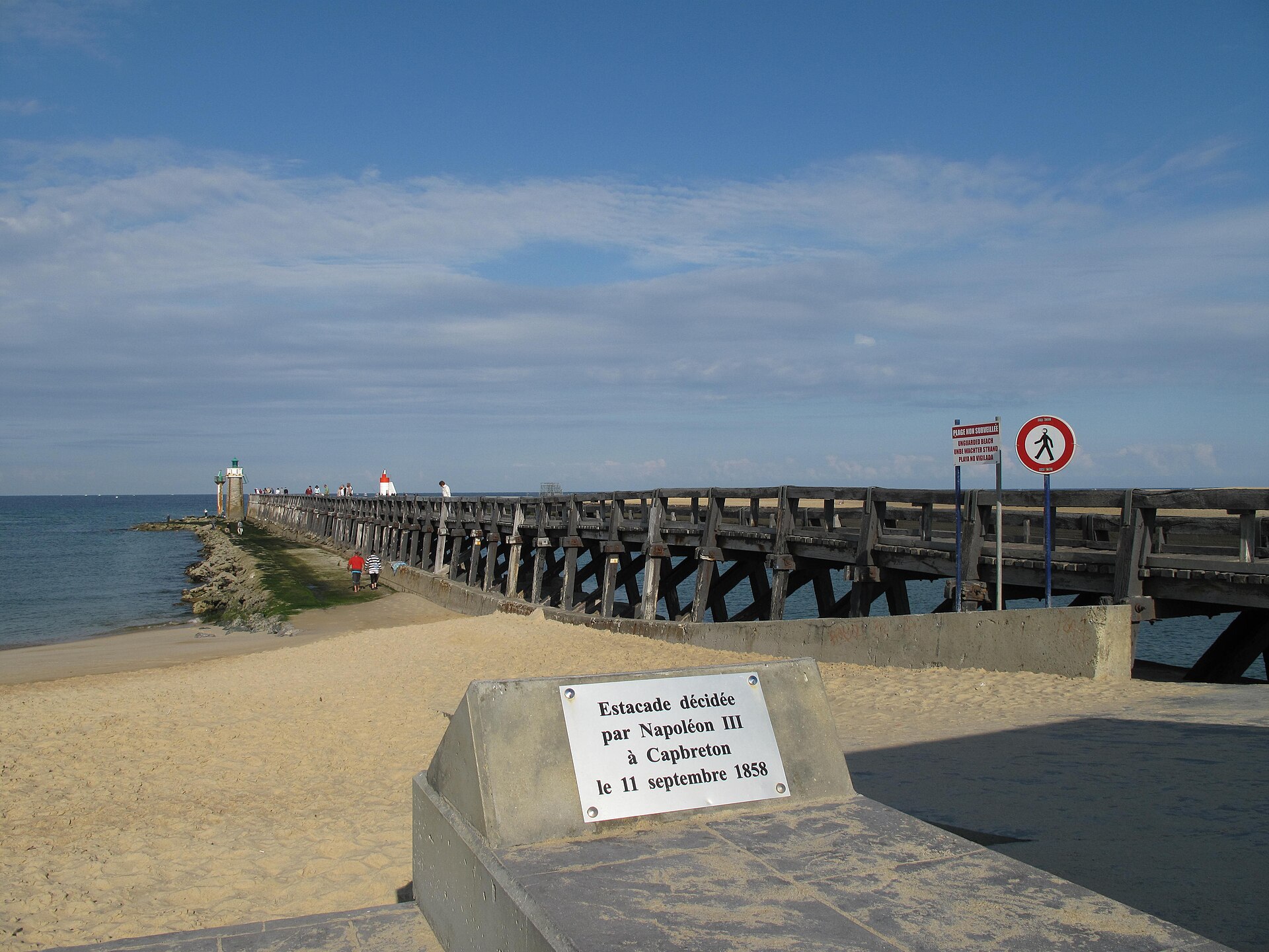 Estacade de Capbreton pier and lighthouse