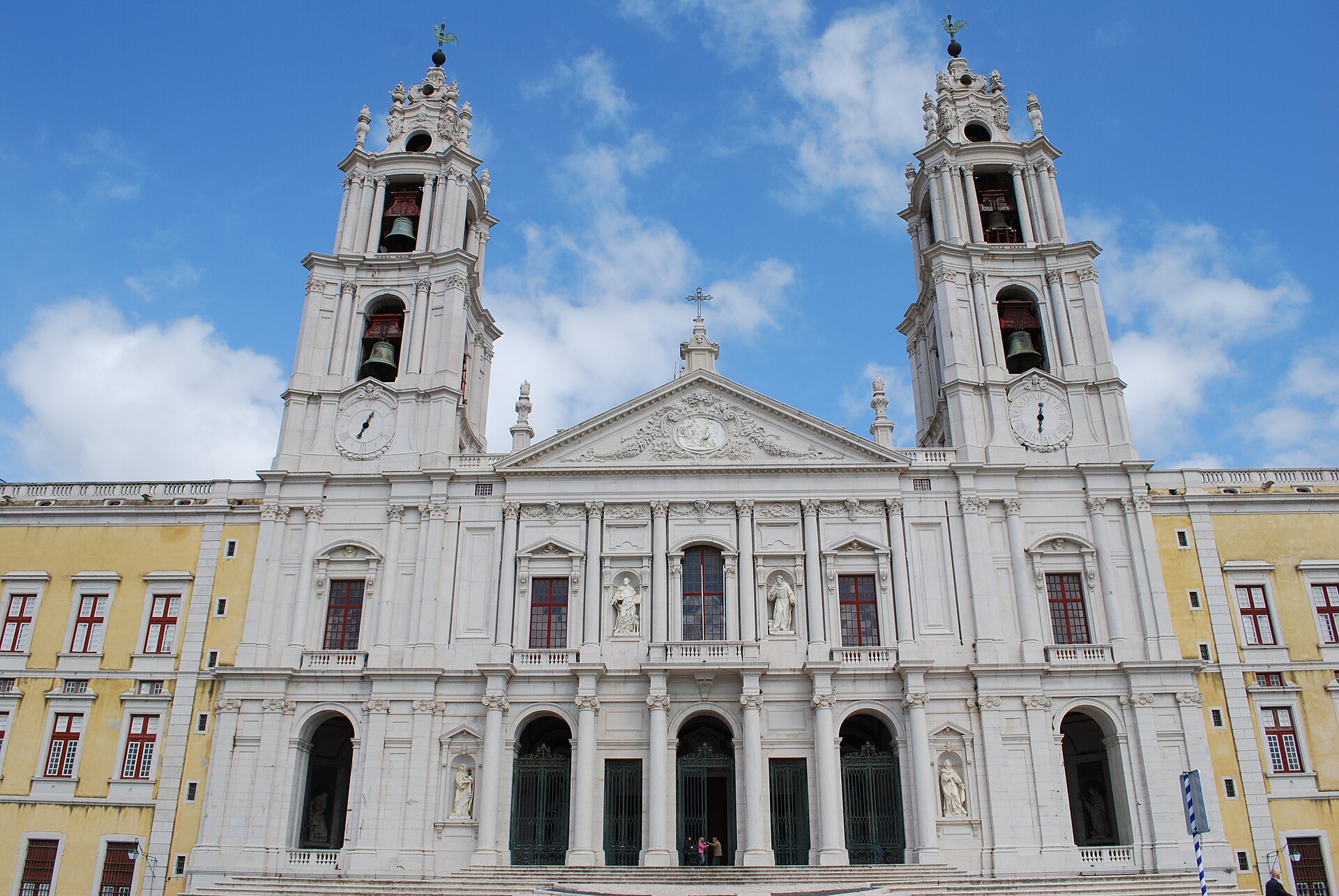 Palácio Nacional de Mafra basilica façade