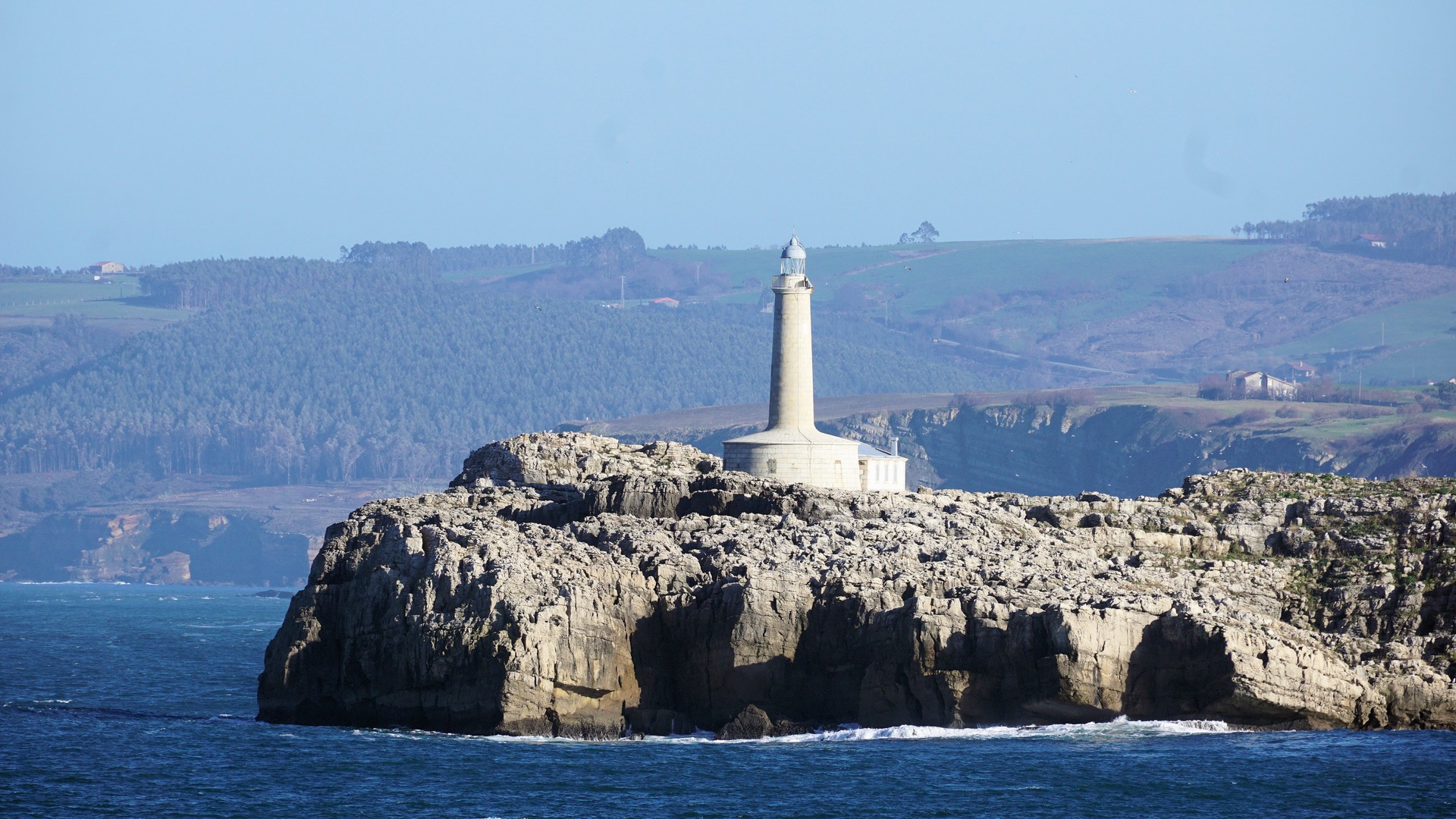 Faro de la Isla de Mouro lighthouse, Santander Bay