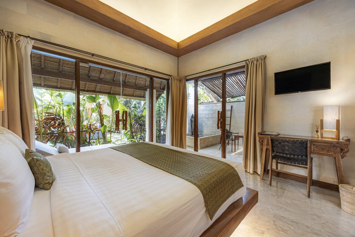 Karmagali bedroom opening onto an outdoor ensuite bathtub