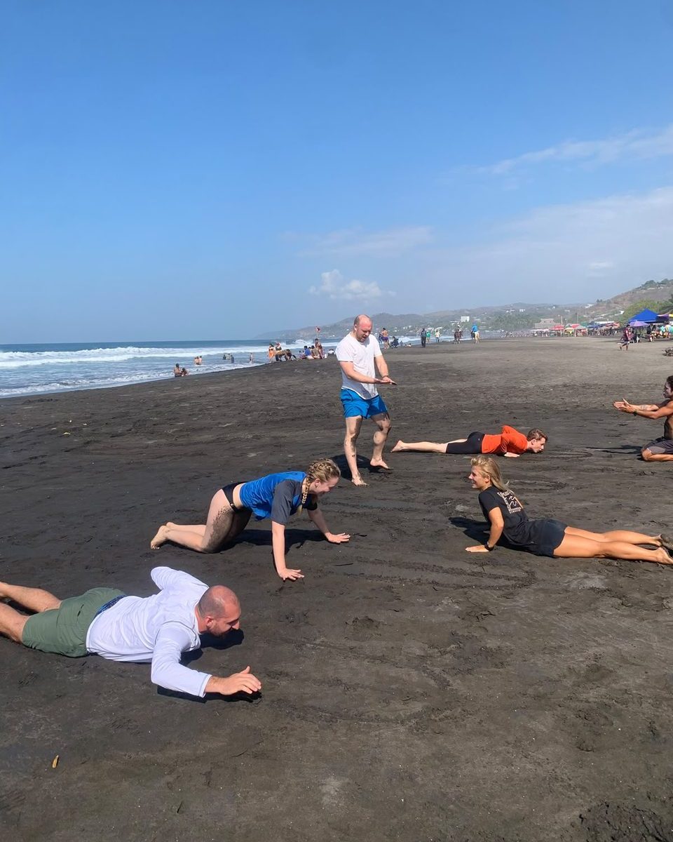 Beach fitness coaching session with Litoral Surf Trips