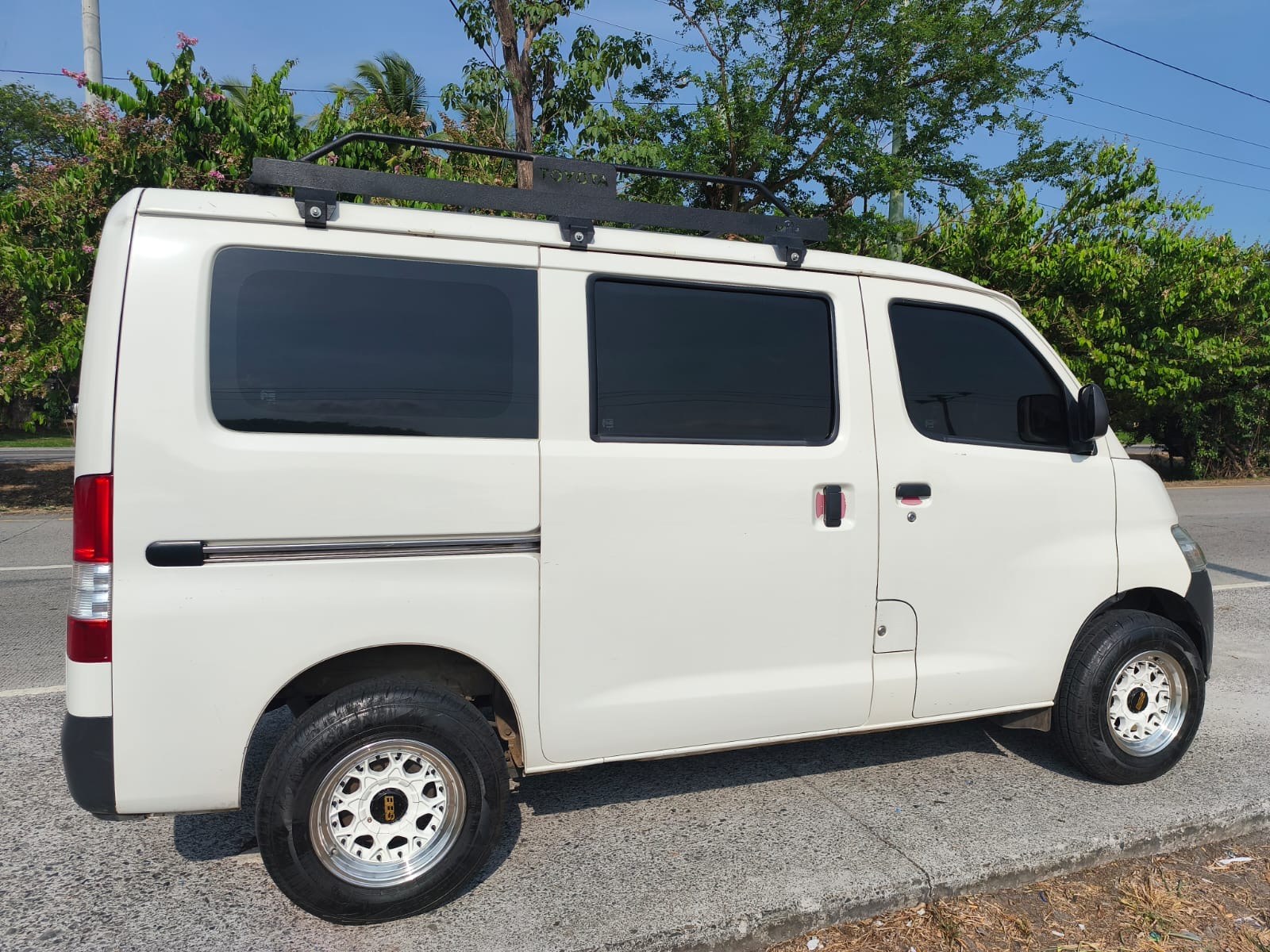 Toyota Lite Ace mini van, side view