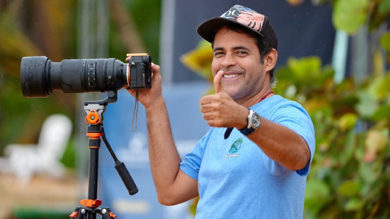 Alfredo Jurado of Bocas Is Love holding his camera and giving a thumbs up
